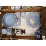 A mixed collection of Wedgwood items to included footed bowls, Christmas plats,