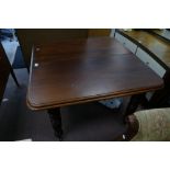 Victorian Mahogany extending dining table ( 1 extension leaf) on casters (without turning