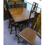 Queen Anne style extending pull out dining table and 4 matching vase splat back dining chairs (5)