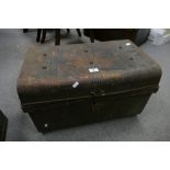 Vintage tin trunk in original scumble