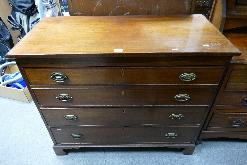 Georgian chest of 3 drawers on splayed feet