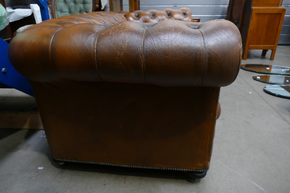 Chesterfield Settee: Chestnut brown leather Chesterfield settee - Image 2 of 4