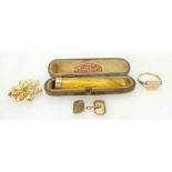 Collection 9ct gold items: Collection includes amber cigarette hold with gold rim, odd cuff link,