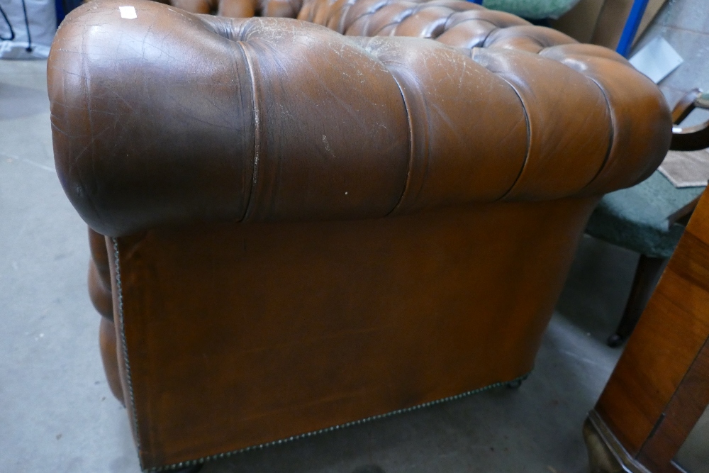 Chesterfield Settee: Chestnut brown leather Chesterfield settee - Image 3 of 4