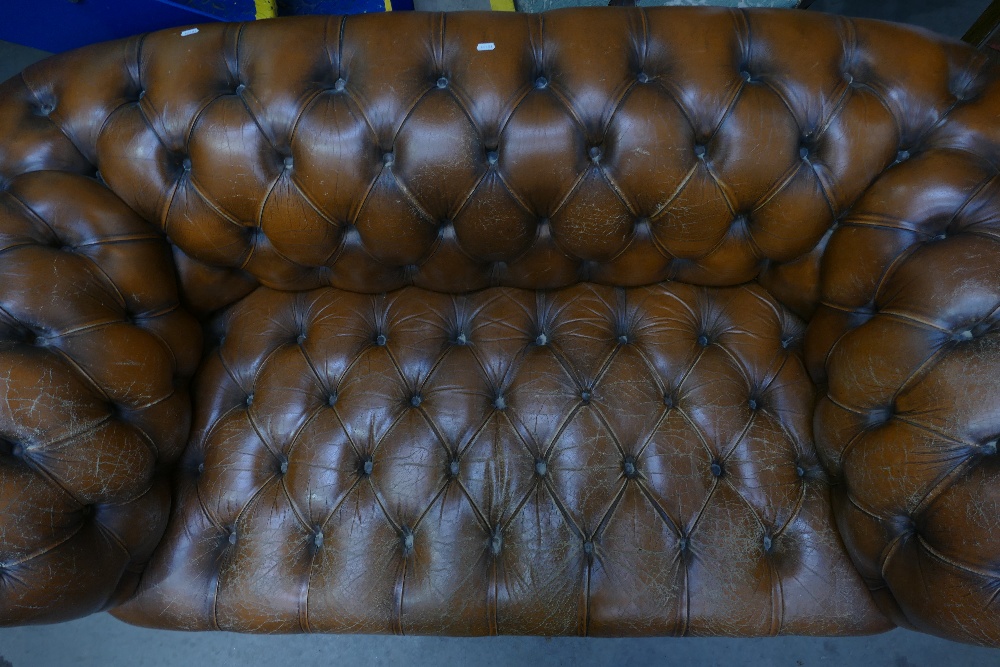 Chesterfield Settee: Chestnut brown leather Chesterfield settee - Image 4 of 4