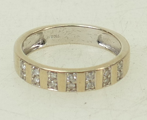 18ct white gold ladies wedding ring / band: Ring set with .14ct, size M/N, 3.2grams.
