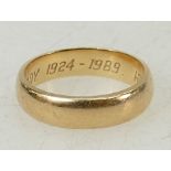 Gold wedding ring / band: Ring weighs 5.