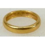 22ct gold wedding/ ring band: Wedding ring in hallmarked 22ct gold, weighing 4.9 g, size L ½.