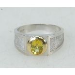 14ct white gold ring: Ring set with centre yellow stone, size V, 6.8 grams.