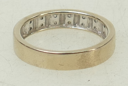 18ct white gold ladies wedding ring / band: Ring set with .14ct, size M/N, 3.2grams. - Image 3 of 3