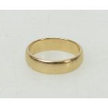 9ct gold Wedding ring / band: Ring measures 5mm wide, weight 4.2g. Size N1/2.