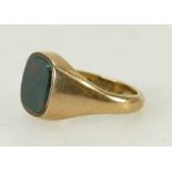 9ct gents Signet ring: Ring with green/red Onyx stone, 8 grams.