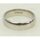 Platinum wedding ring / band: Ring size K/L, 7.1grams.