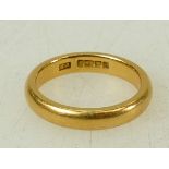 22ct gold wedding ring / band: Wedding ring in hallmarked 22ct gold, weighing 7g, size N ½.