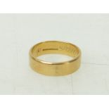 18ct gold Wedding ring / band: Ring measures 5mm wide, weight 5.0g. Size N.