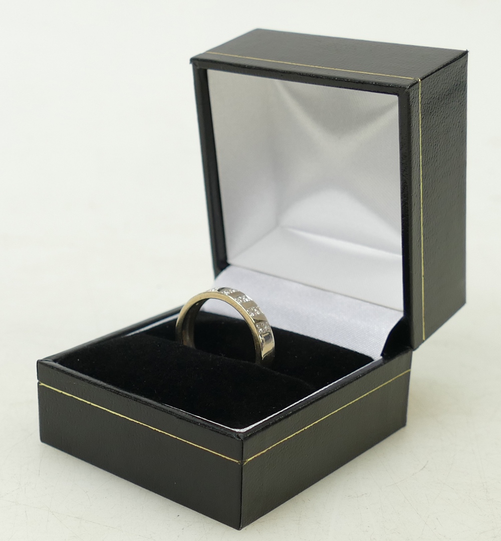 18ct white gold ladies wedding ring / band: Ring set with .14ct, size M/N, 3.2grams. - Image 2 of 3