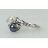 Platinum ladies Pearl and Diamond ring: Ring with black and white pearls set with diamonds, size U,