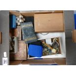 Large collection Jewellery: Good quantity in tray box of assorted costume jewellery,