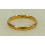 22ct wedding ring: Wedding band / ring 22ct gold, size P, 3.8g.