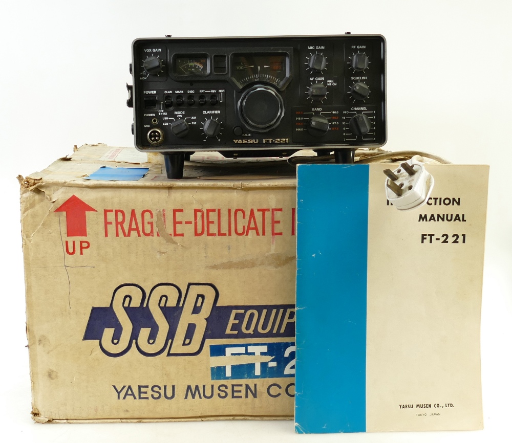 Yaesu Musen FT-221 VHF Transceiver: boxe