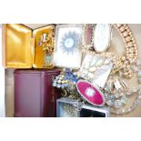 A collection of vintage ladies costume Jewellery: Vintage costume jewellery,