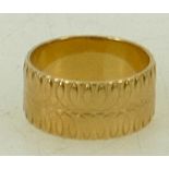18ct gold hallmarked decorative Wedding Band: Size N, 7.