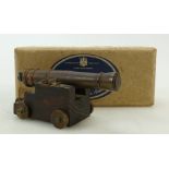 Early 20th century Cannon bronze lighter: Bronze and wood lighter in the form of a cannon on wood