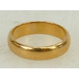 22ct gold Wedding Band: Heavy 22ct gold wedding ring, size P, weight 7.1g.