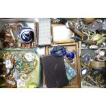 Large collection of ladies vintage costume Jewellery: Vintage costume jewellery and collectable