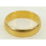 22ct gold Wedding Band: Ring size R, 7.3g, 5.