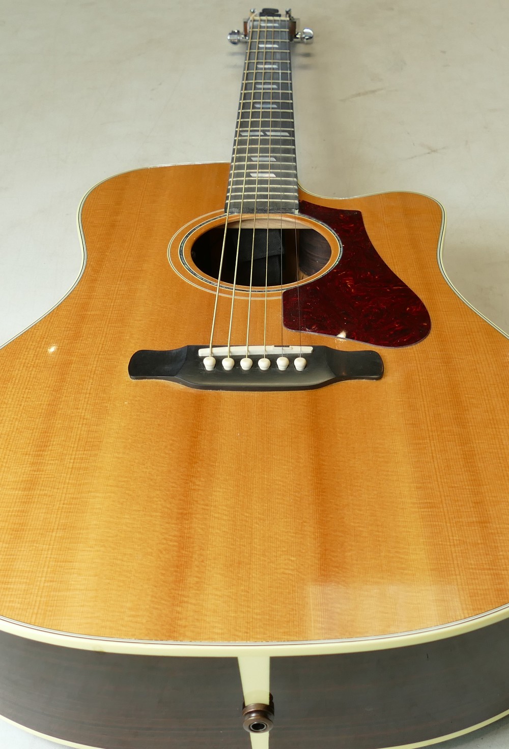 Gibson HP735 R Electro Acoustic Guitar: complete with Capo, Straps, - Image 5 of 5