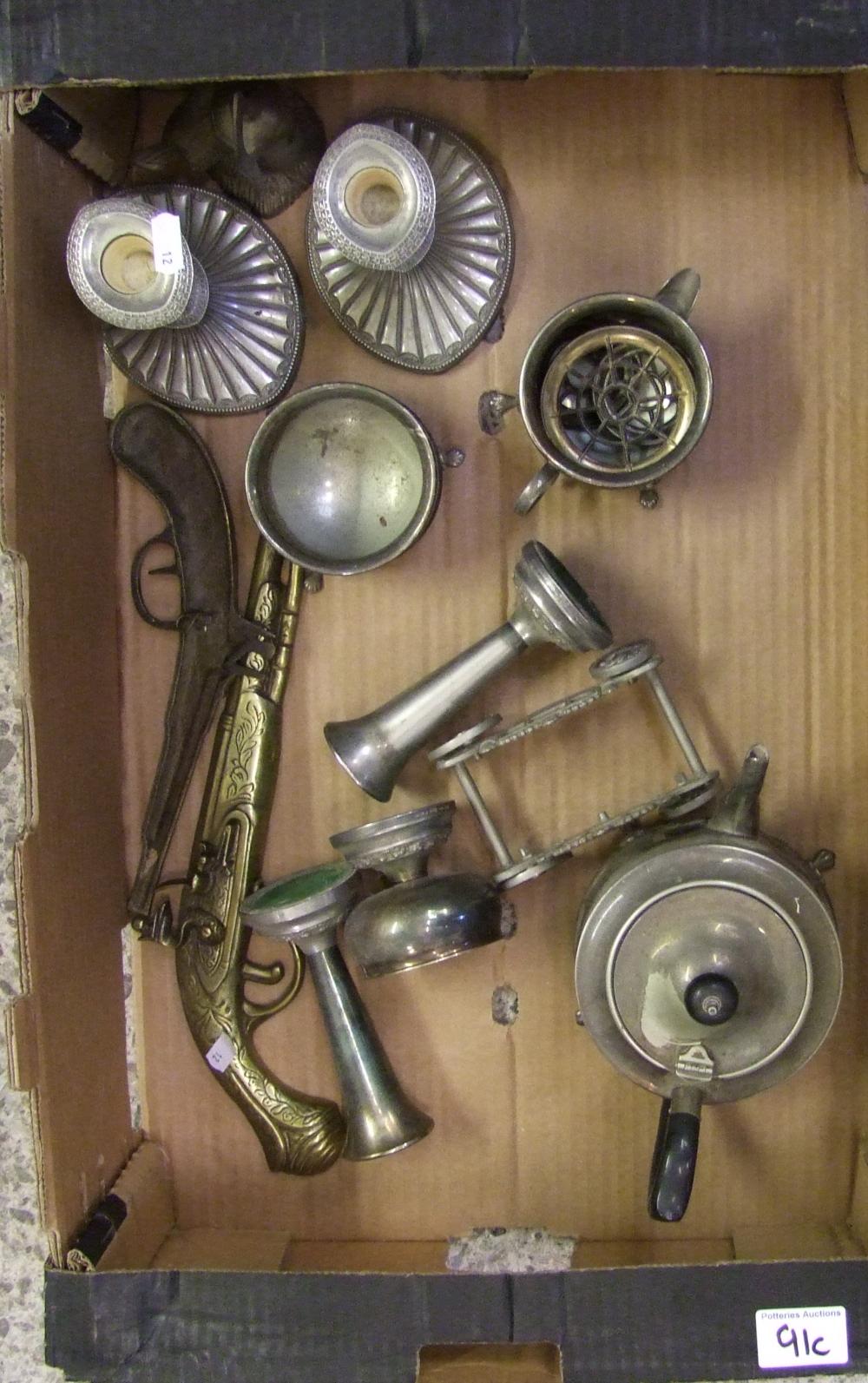 A mixed tray of metal ware: to include silver plated and brass items ( 1 tray)