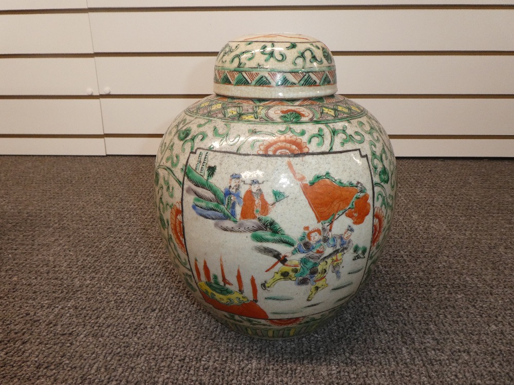 Chinese Famille Verte ginger jar and cover having panels decorated figures, 28cm - Image 2 of 3