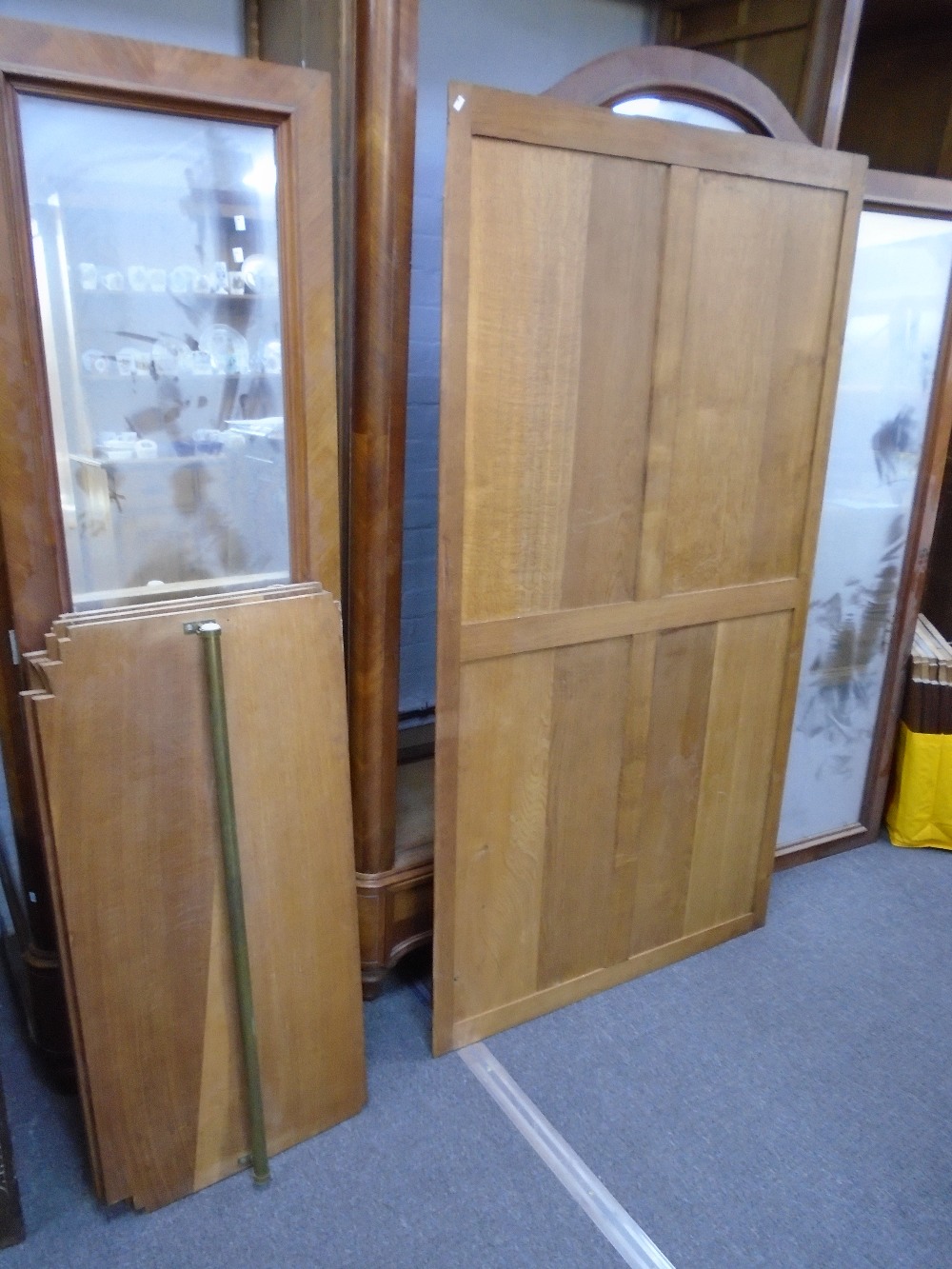An antique French three section wardrobe having mirrored doors on turned feet - Image 4 of 4