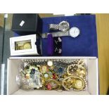 Quantity of costume jewellery incl. brooches, modern wristwatches etc