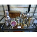 Quantity of silver plated items to incl. sugar shaker and a wooden box