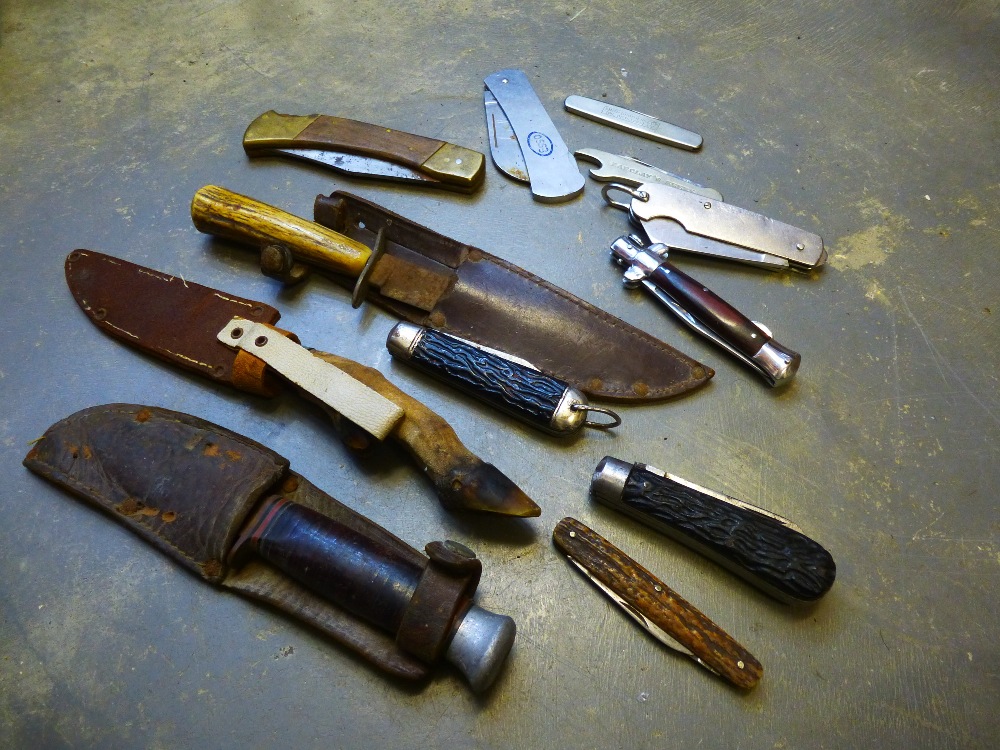 A quantity of vintage pen knives, including a military example