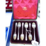 Set of six Edwardian silver coffee spoons, shell pattern shaped bowls, London 1902, 2.7Toz, cased