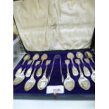 Set of 12 George V silver teaspoons and sugar tongs with fiddle pattern handles, bright cut