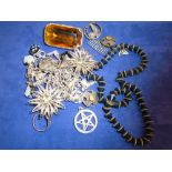 Collection of silver jewellery incl. a charm bracelet, brooches etc.