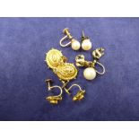 Collection of earrings including 2 pairs of Victorian 9ct yellow gold examples, etc. gross item