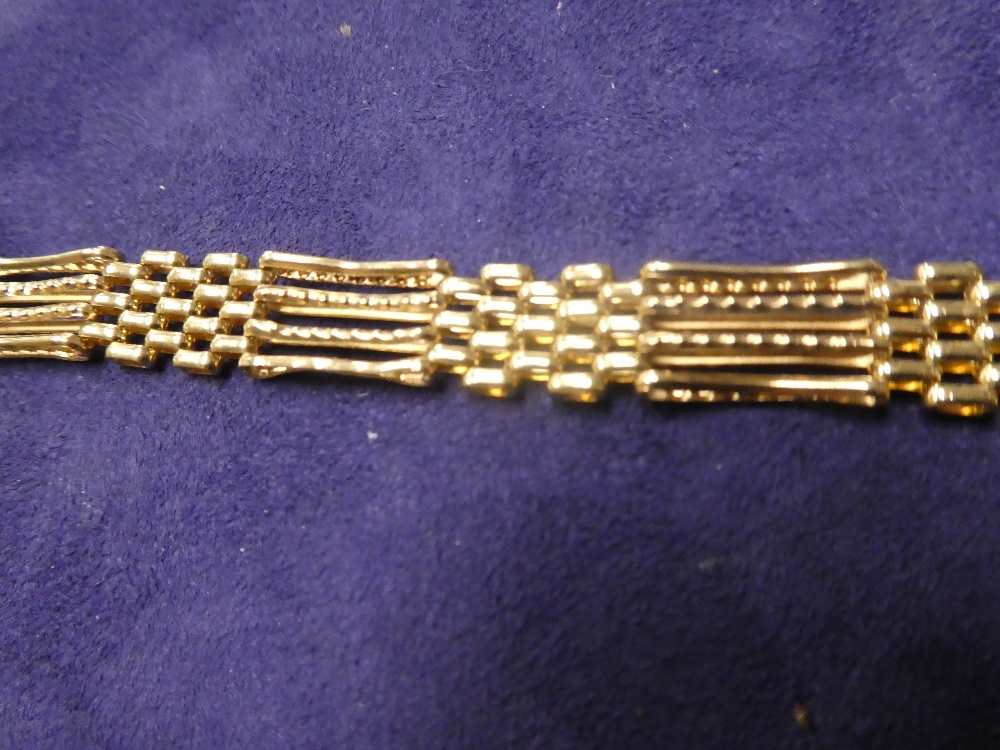 9ct yellow gold gate link bracelet with heart shaped padlock clasp, stamped 375, 8.9g - Image 2 of 2