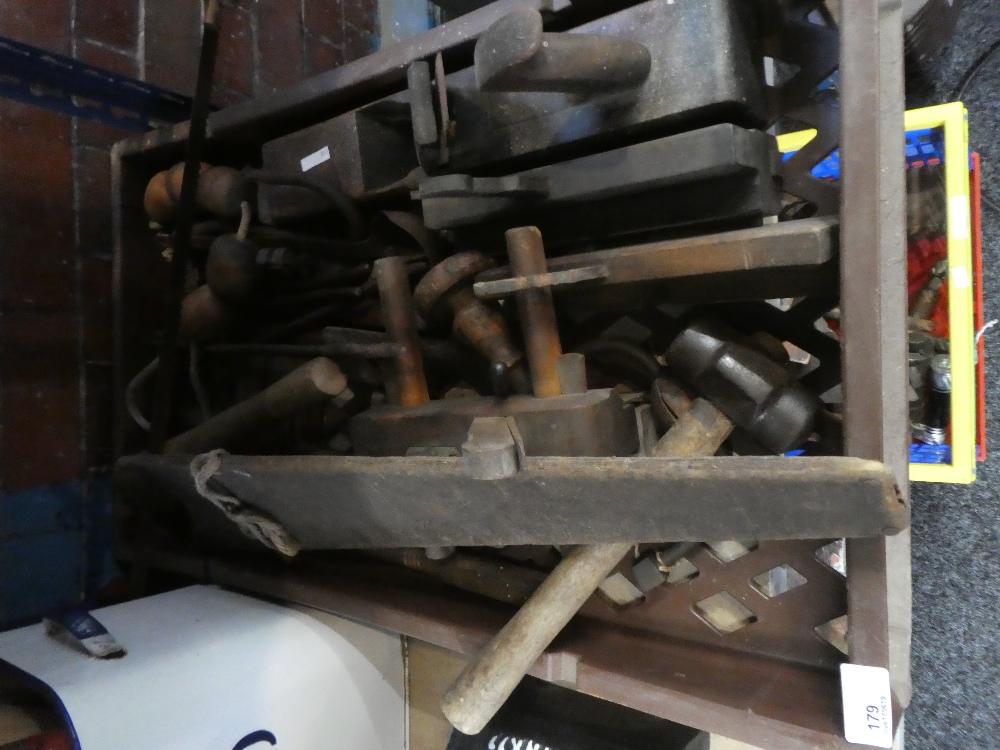 A quantity of vintage carpentry tools