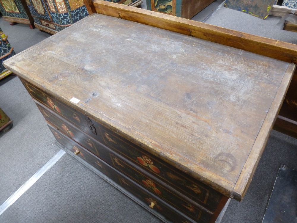 A 19th century European Coffer, painted as faux ch of two and one real, drawers, each drawer painted - Bild 2 aus 3