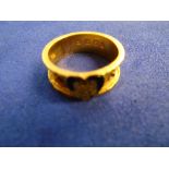 19th Century 18ct yellow gold mourning ring with worn/missing black enamel and seed pearl