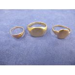 Gents 9ct yellow gold signet ring, stamped 375, size V, together with 2 other 9ct rose gold signet