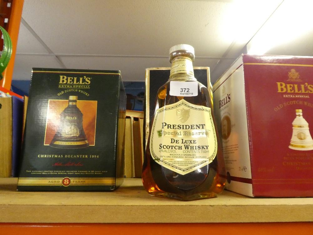 Bottle of President Special Reserve Scottish Whisky in box and 4 Bells whisky decanters, also boxed - Bild 2 aus 2