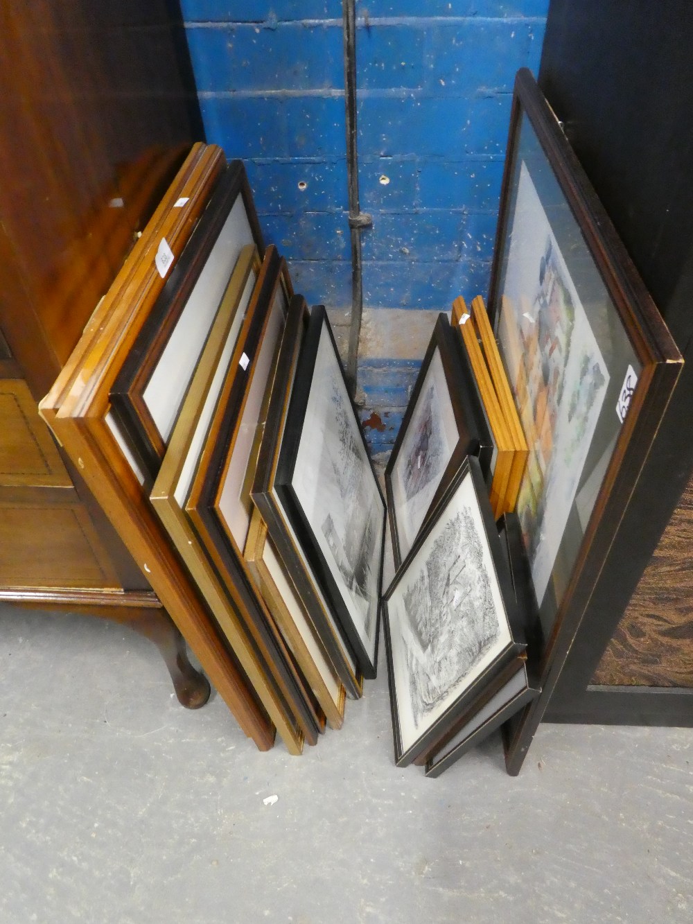 Quantity of framed and glazed paintings and pictures - Bild 2 aus 2