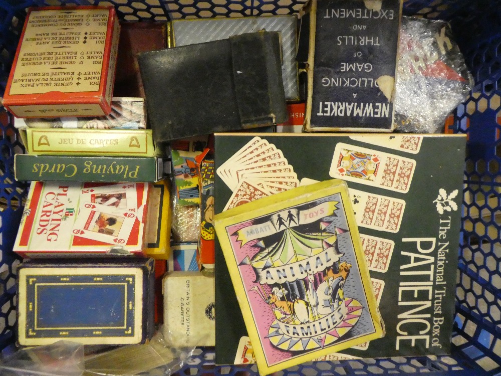 3 small crates of vintage playing cards and games - Bild 2 aus 3