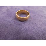 18ct yellow gold wedding band stamped 18, size K 4g